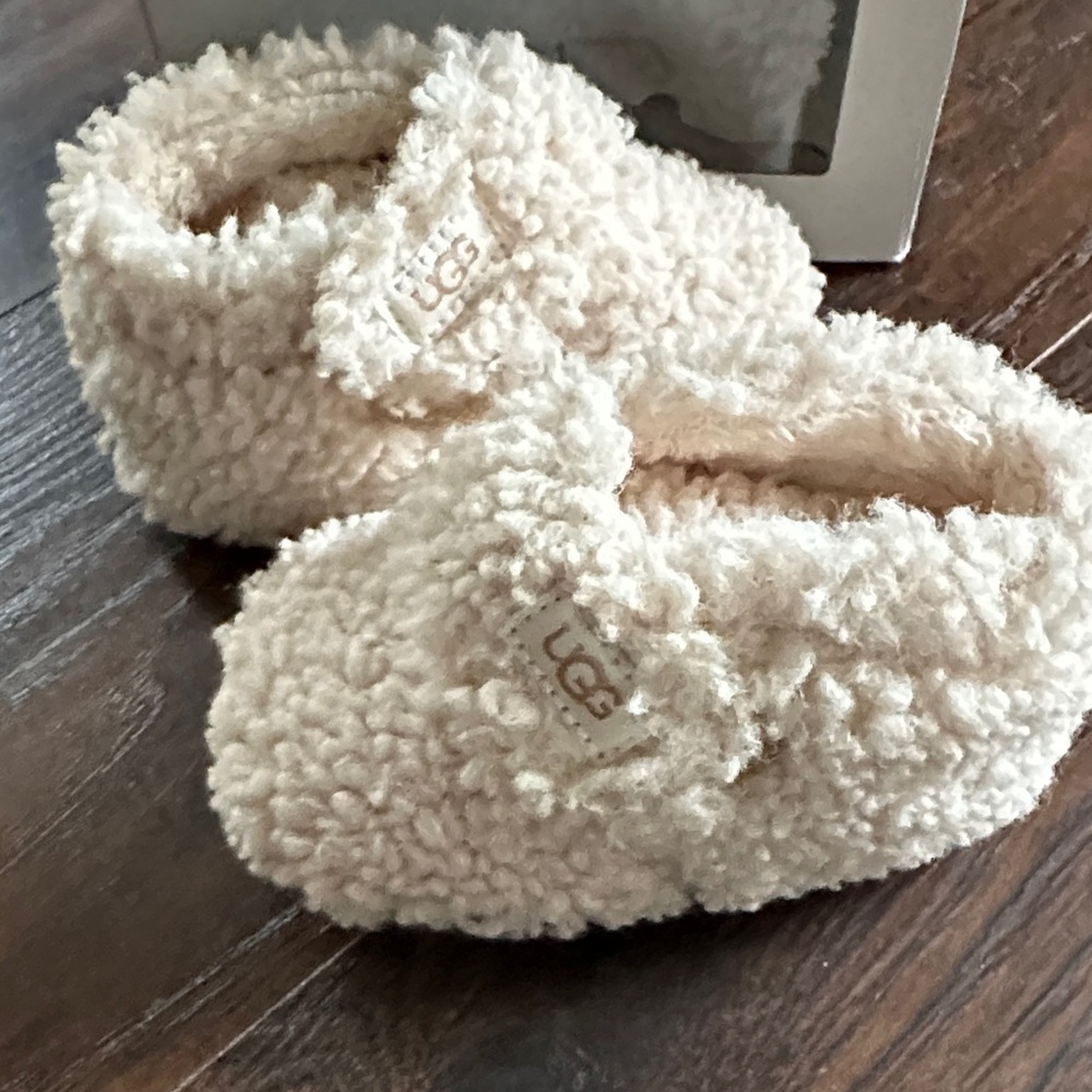 UGG baby Cream Fuzzy Slippers - Picture 4 of 5